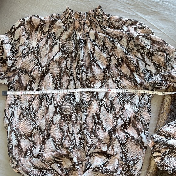 IZI NEW YORK Snake Print Top - Picture 15 of 15